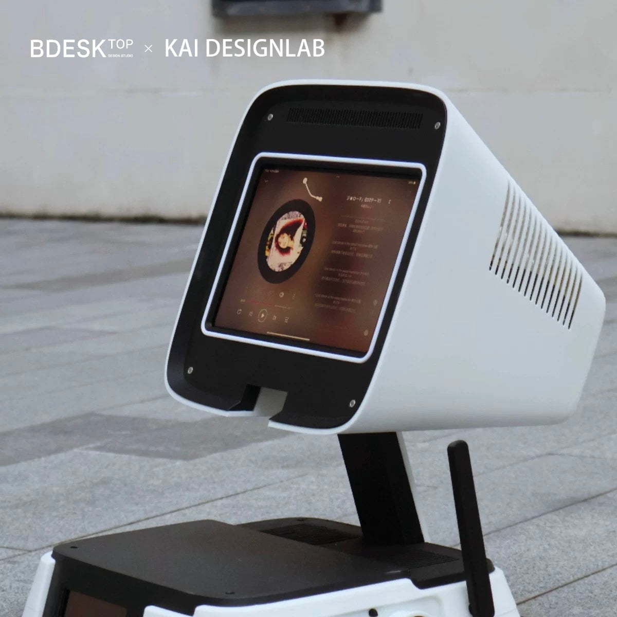 Iretrolab 3D-Printed Workstation Dock – Retro Pyramid Design
