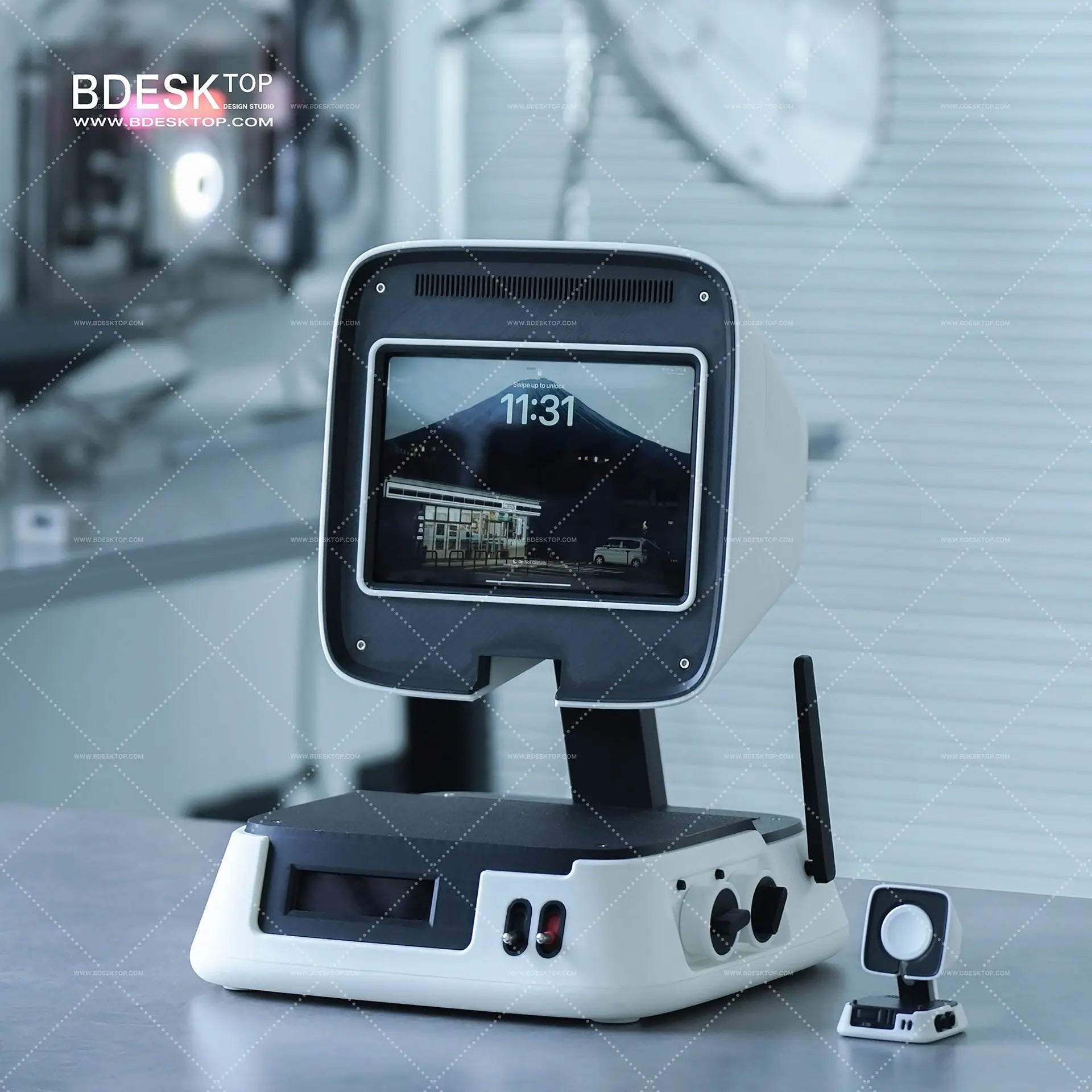 Iretrolab 3D-Printed Workstation Dock – Retro Pyramid Design