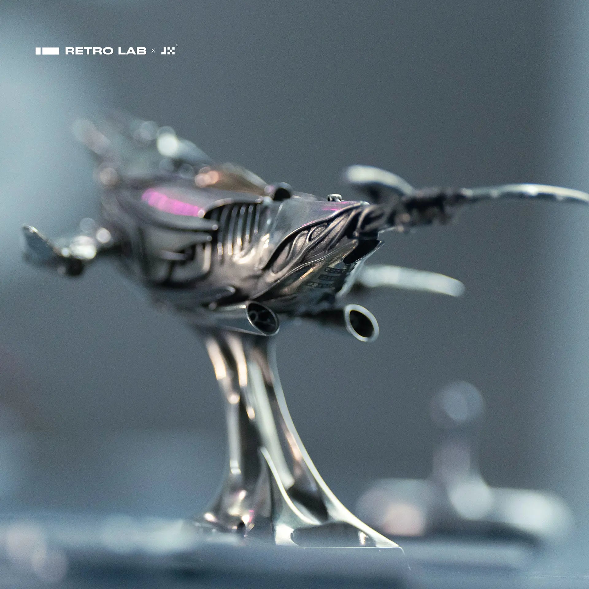 iretrolab Humpback Whale Mini Sculpture,Collectible Metal Desk Ornament