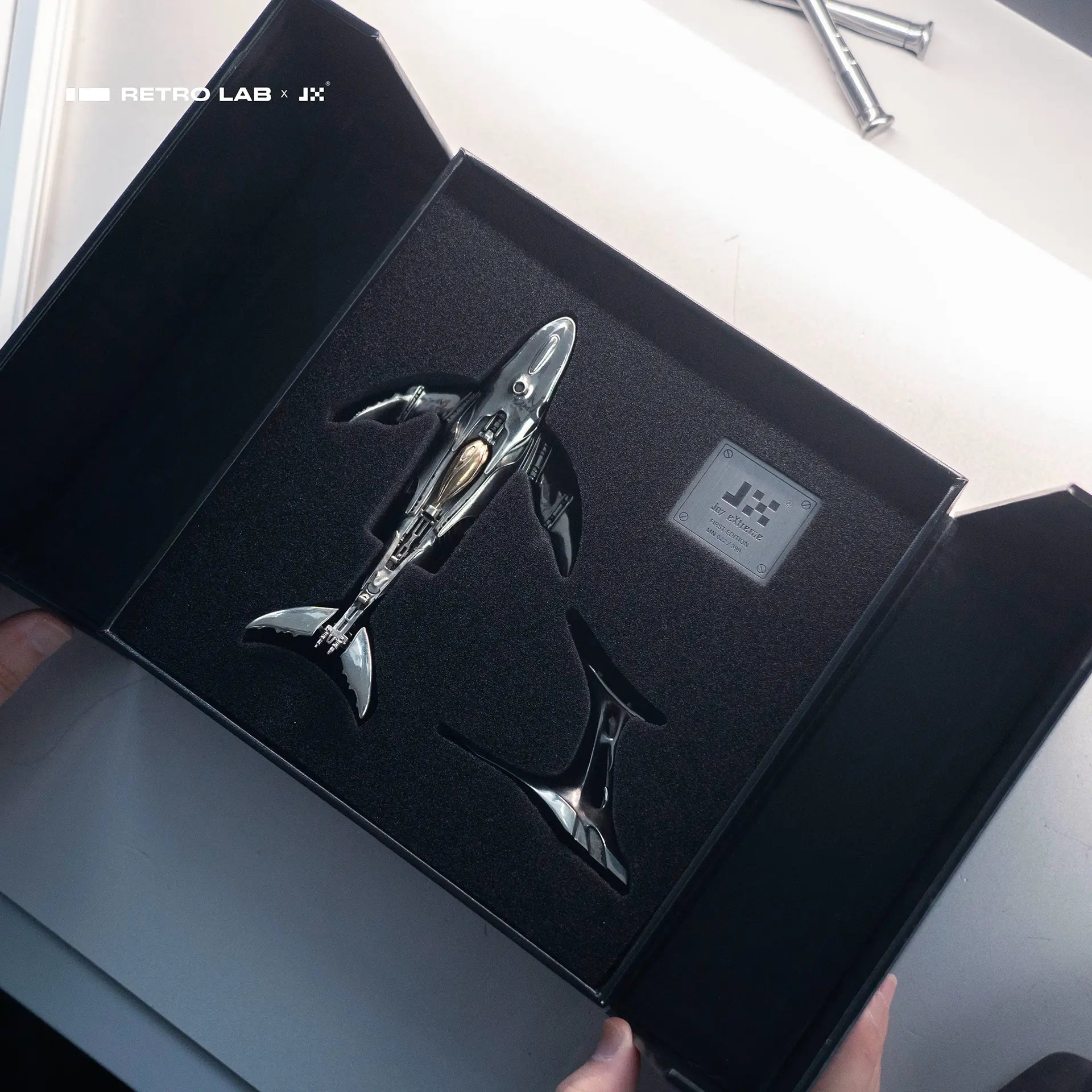 iretrolab Humpback Whale Mini Sculpture,Collectible Metal Desk Ornament