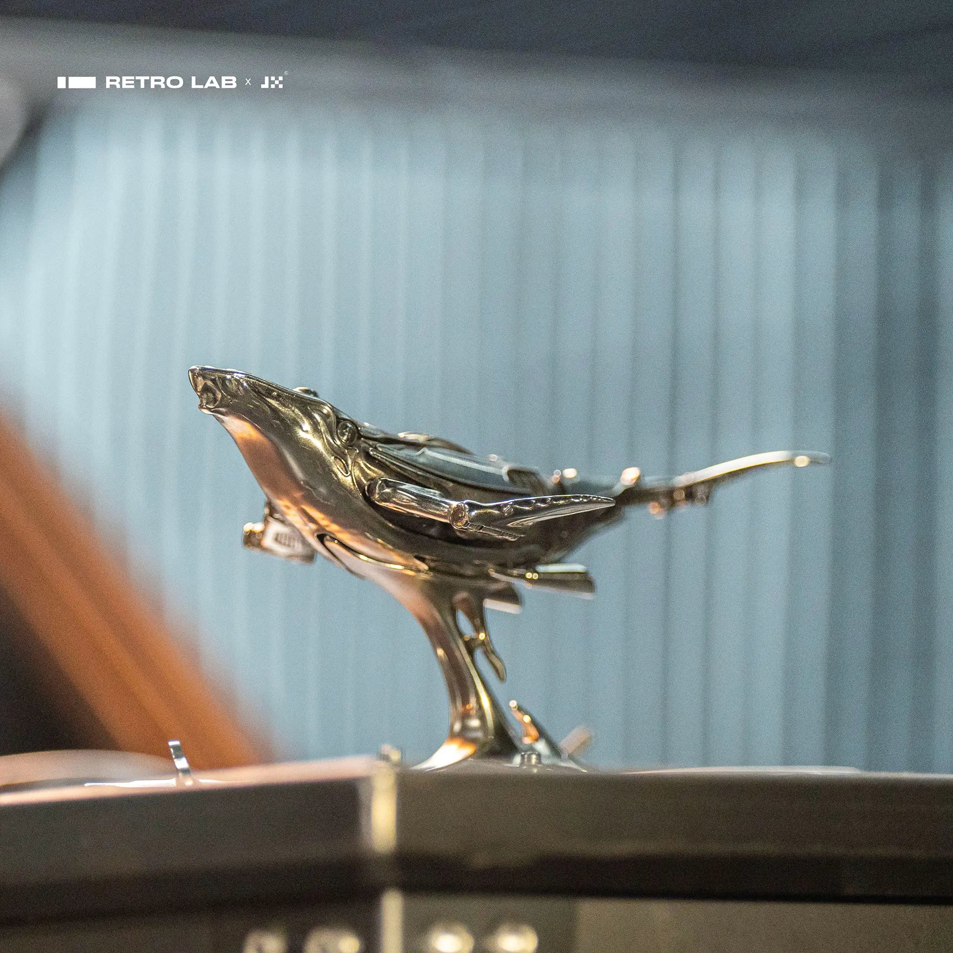 iretrolab Humpback Whale Mini Sculpture,Collectible Metal Desk Ornament